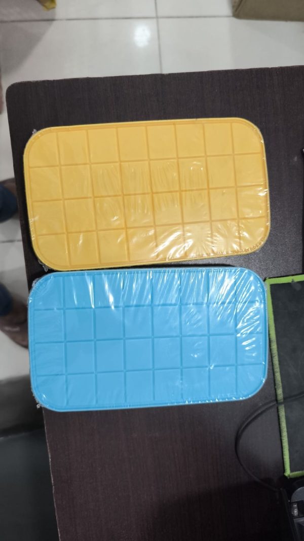 32 Grid Silicone Ice Cube Tray With Lid Cover (Random Color)